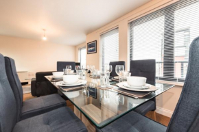 BEST PRICE! - HUGE 3 Bed 2 Bath City Centre Top Floor Apartment, Up to 10 guests - FREE SECURE PARKING - SMART TV - SINGLES OR KING SIZE BEDS